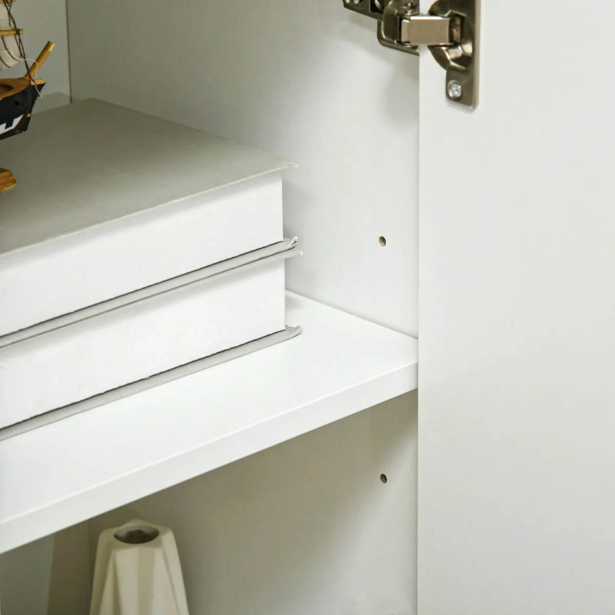 Aparador Sala de Estar Moderno Aparador de Cozinha com 2 Portas 3 Gavetas e Pés de Madeira de Pinho para Sala de Estar Corredor Dormitório 90x32x80 cm Branco - Image 9